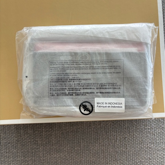 Michael Kors Jet Set Travel Crimson Logo Clutch Crossbody – Brand New with tag - Picture 6 of 16